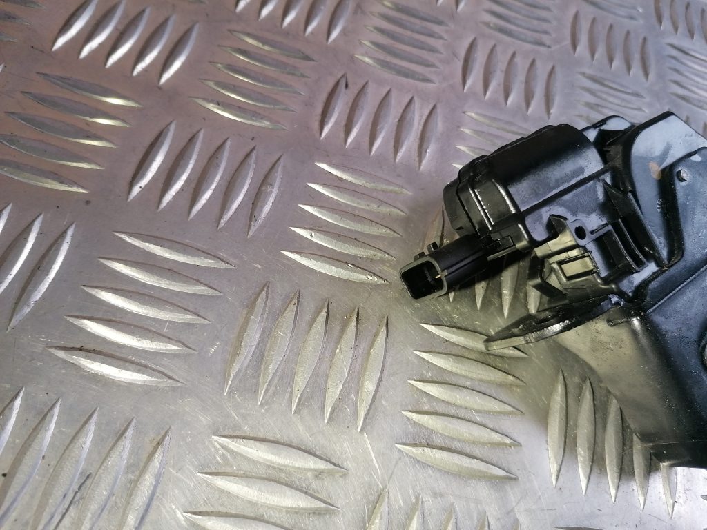 Bagāžnieka vāka slēdzene priekš RENAULT MEGANE 2011 2 Bagāžnieka vāka slēdzene priekš RENAULT MEGANE 2011