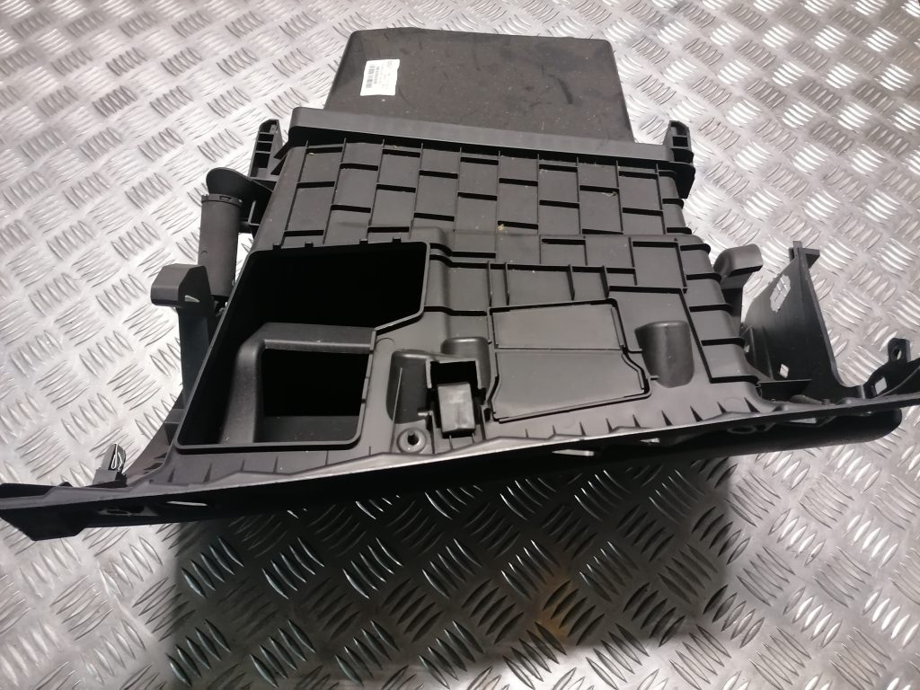 Mantu glabāšanas nodalījums pasažiera pusē priekš RENAULT MEGANE 2011