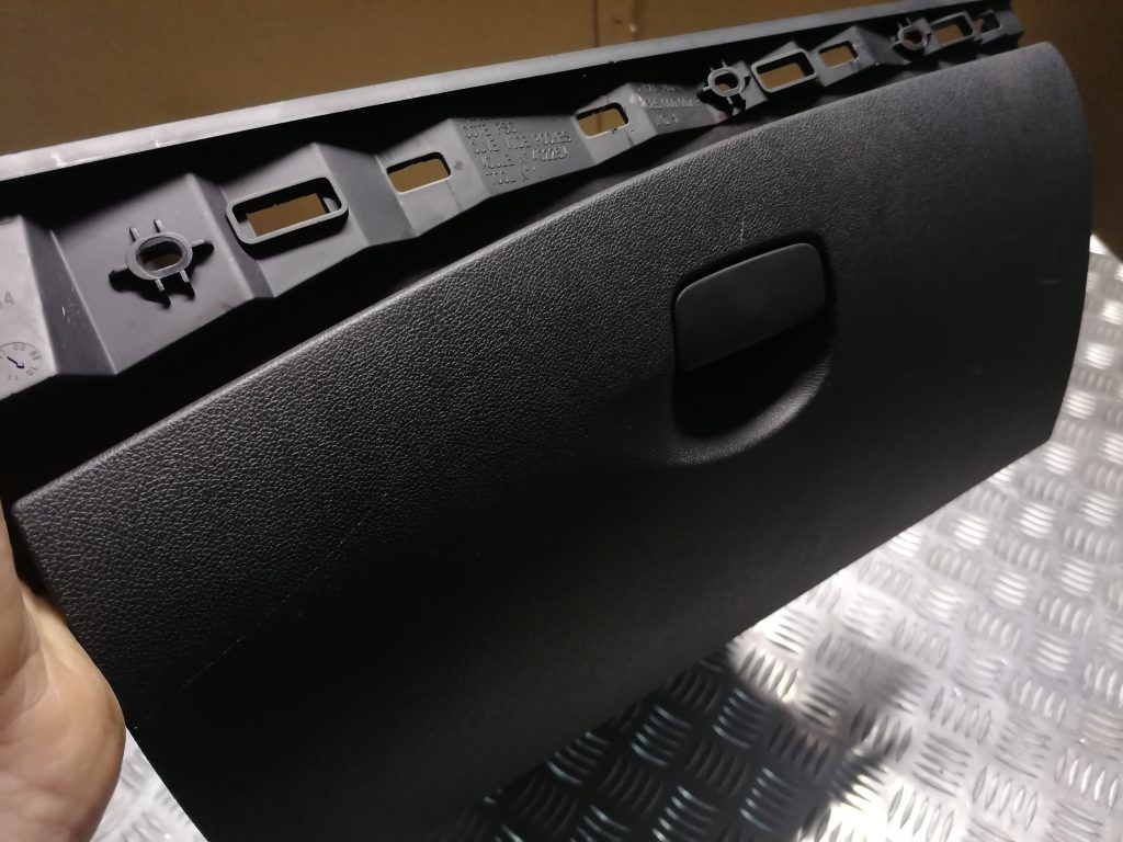 Mantu glabāšanas nodalījums pasažiera pusē priekš RENAULT MEGANE 2011