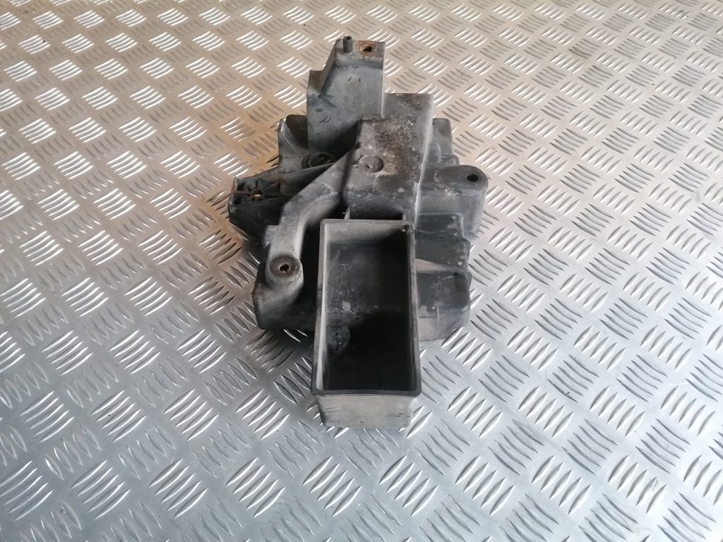 Akumulatora pamatnes kronšteins priekš CHRYSLER GRAND VOYAGER 2004