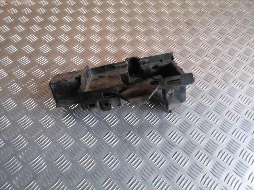 Akumulatora pamatnes kronšteins priekš CHRYSLER GRAND VOYAGER 2004