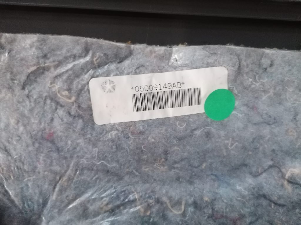 Vējstikla ventilācijas režģis (salonā) priekš CHRYSLER GRAND VOYAGER 2004