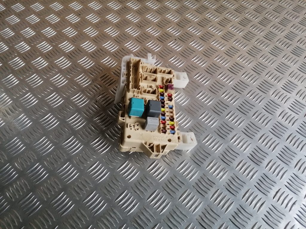 Drošinātāju relejas kaste priekš TOYOTA COROLLA VERSO 2005 1 Drošinātāju relejas kaste priekš TOYOTA COROLLA VERSO 2005