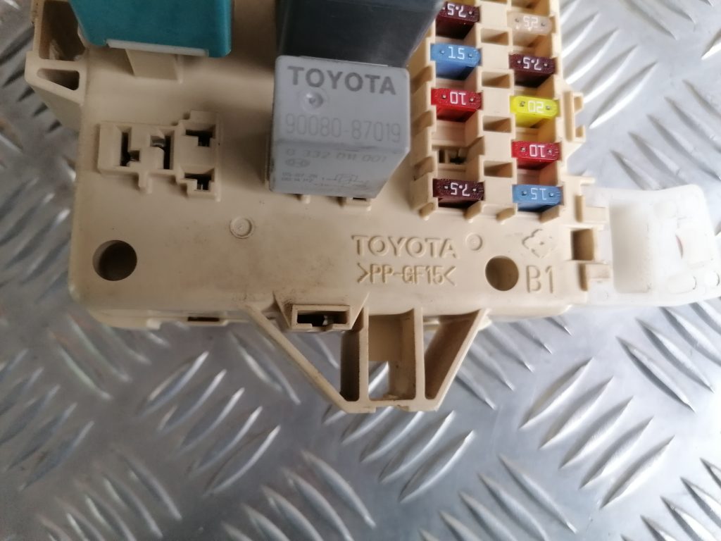 Drošinātāju relejas kaste priekš TOYOTA COROLLA VERSO 2005 4 Drošinātāju relejas kaste priekš TOYOTA COROLLA VERSO 2005