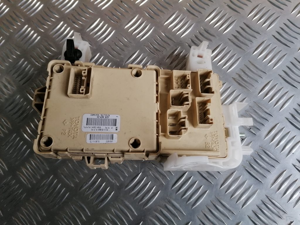 Drošinātāju relejas kaste priekš TOYOTA COROLLA VERSO 2005 2 Drošinātāju relejas kaste priekš TOYOTA COROLLA VERSO 2005