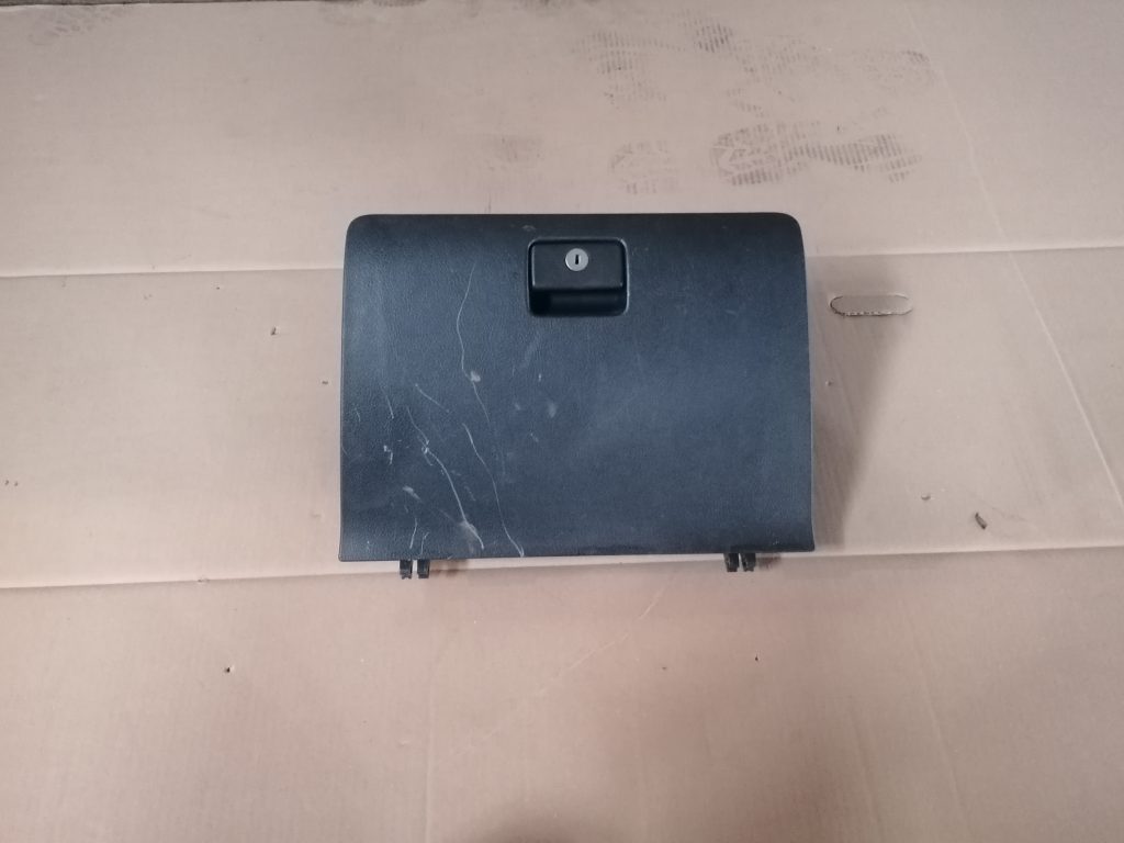 Mantu glabāšanas nodalījums pasažiera pusē priekš TOYOTA COROLLA VERSO 2005