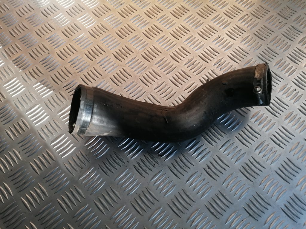 Interkulera caurule priekš VOLVO V70 2004 1 Interkulera caurule priekš VOLVO V70 2004