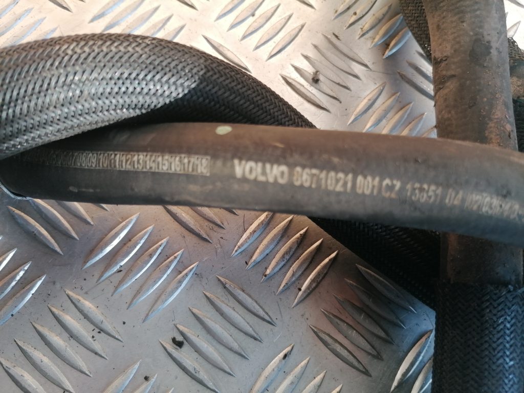 Dzesēšanas šķidruma šļūtene priekš VOLVO V70 2004 2 Dzesēšanas šķidruma šļūtene priekš VOLVO V70 2004