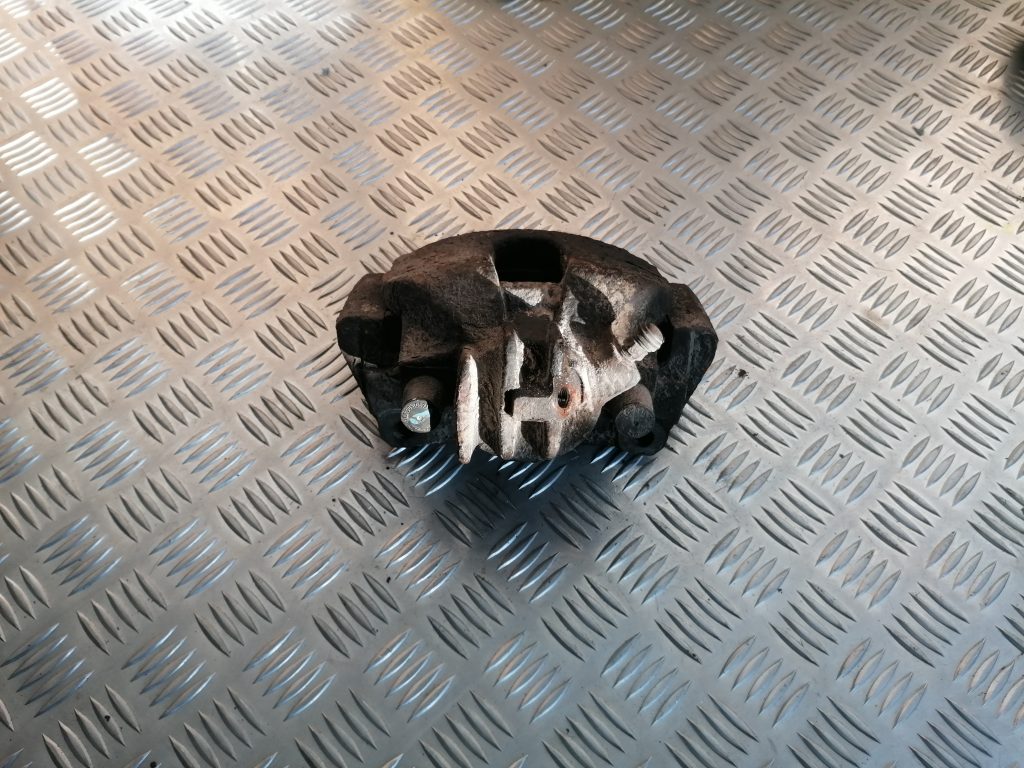 Priekšējais kreisais suports priekš VOLVO V70 2004 1 Priekšējais kreisais suports priekš VOLVO V70 2004