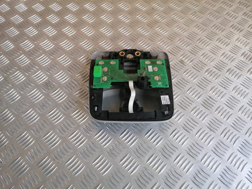 Salona apgaismojuma panelis priekš VOLVO V70 2004 2 Salona apgaismojuma panelis priekš VOLVO V70 2004