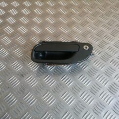 Priekšējāis kreisais durvju rokturis priekš VOLVO V70 2004