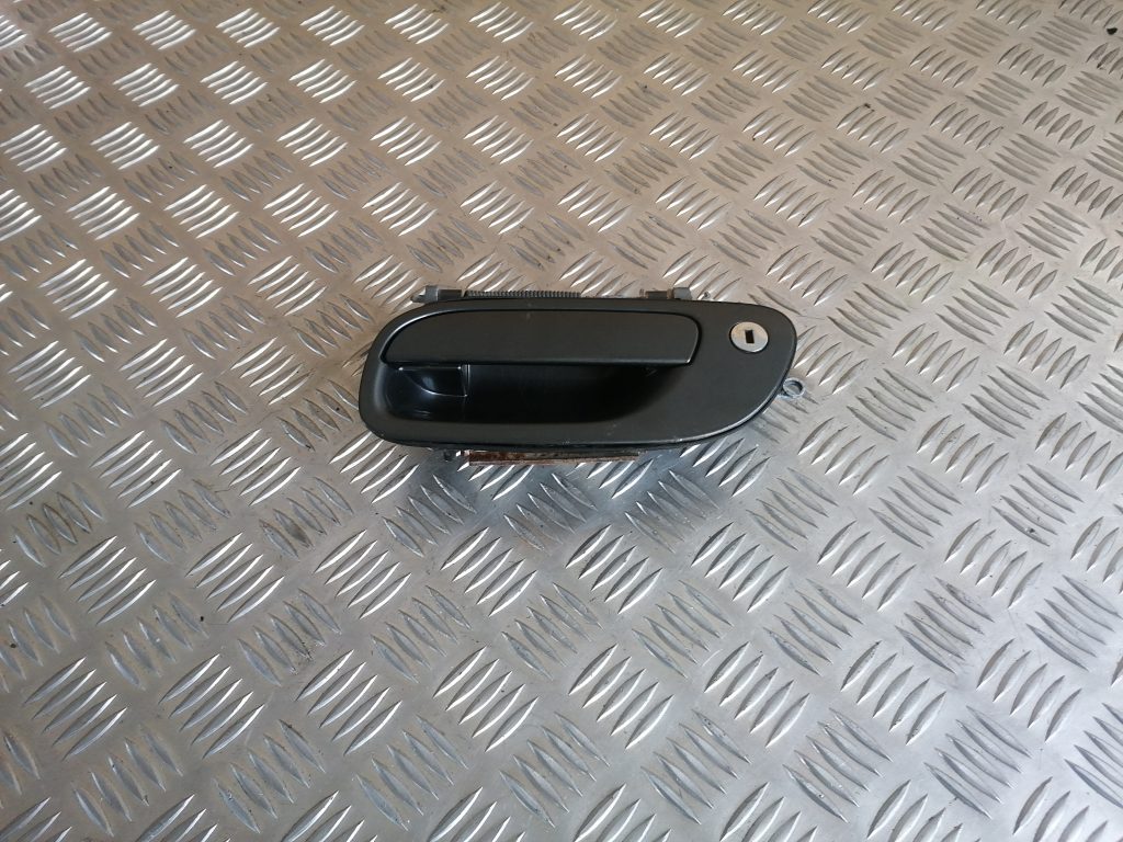 Priekšējāis kreisais durvju rokturis priekš VOLVO V70 2004 1 Priekšējāis kreisais durvju rokturis priekš VOLVO V70 2004