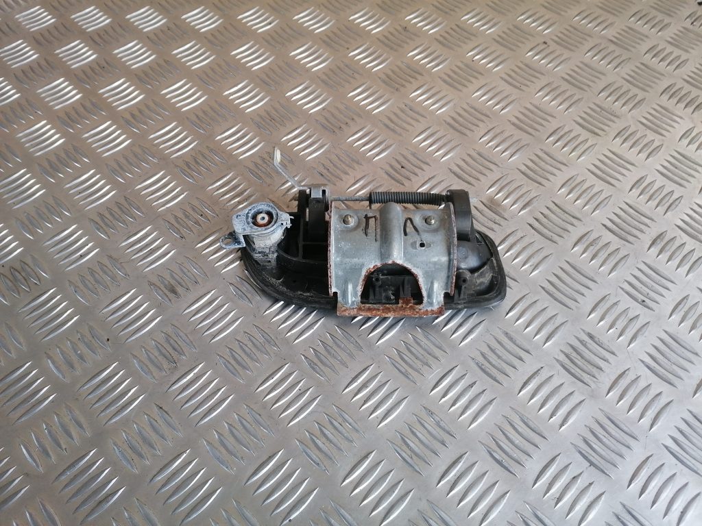 Priekšējāis kreisais durvju rokturis priekš VOLVO V70 2004 2 Priekšējāis kreisais durvju rokturis priekš VOLVO V70 2004