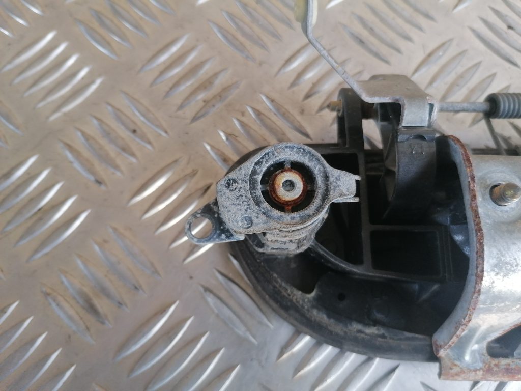 Priekšējāis kreisais durvju rokturis priekš VOLVO V70 2004 3 Priekšējāis kreisais durvju rokturis priekš VOLVO V70 2004