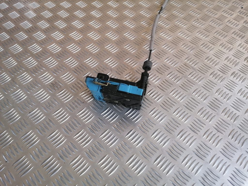 Priekšējo labo durvju slēdzene priekš VOLVO V70 2004 1 Priekšējo labo durvju slēdzene priekš VOLVO V70 2004