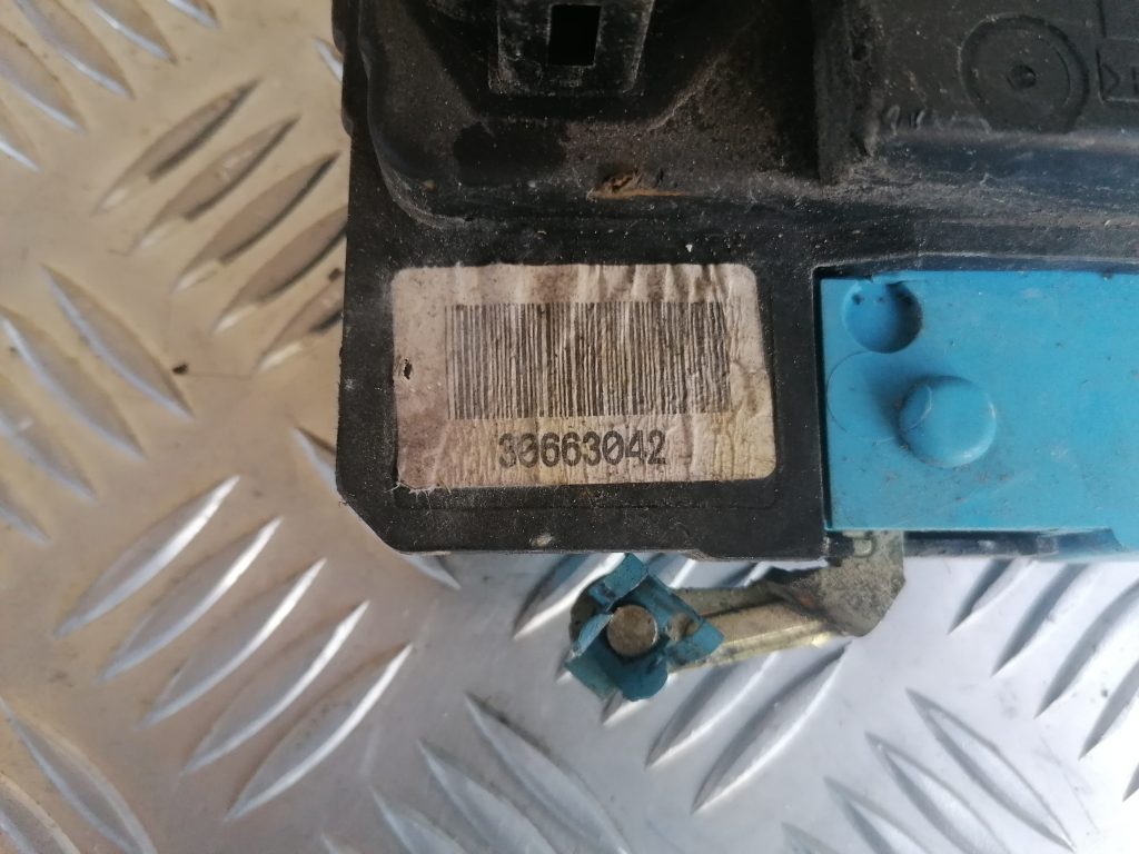 Priekšējo labo durvju slēdzene priekš VOLVO V70 2004 4 Priekšējo labo durvju slēdzene priekš VOLVO V70 2004