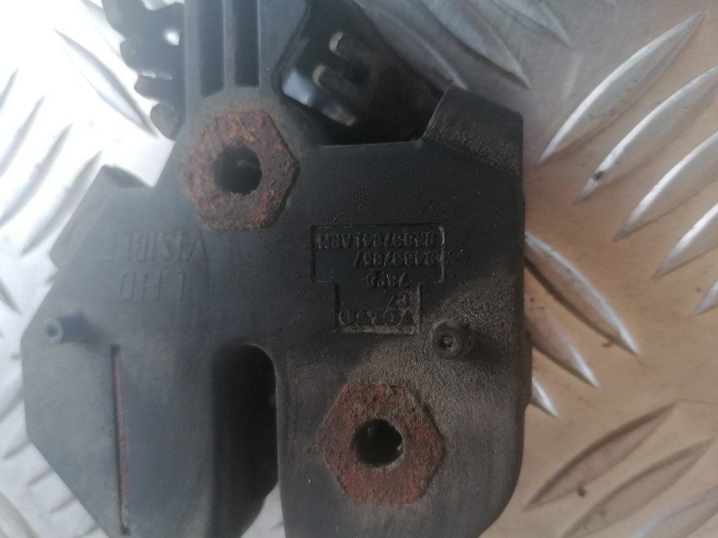 Pārsega slēdzene priekš VOLVO V70 2004