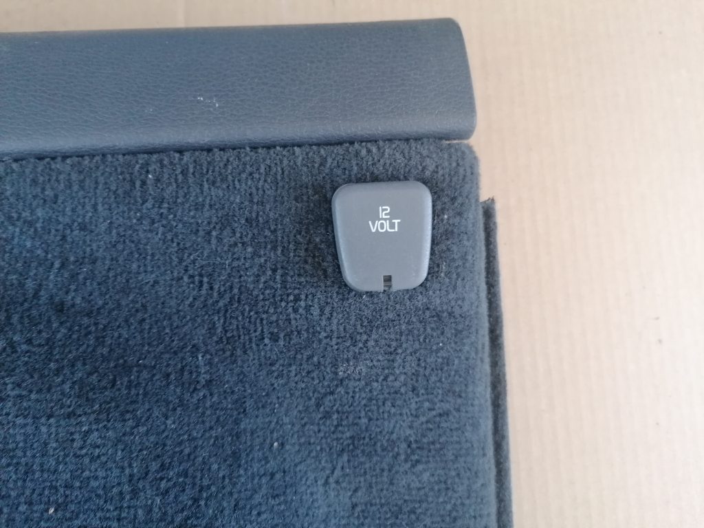 Bagāžnieka nodalījuma sānu apdare priekš VOLVO V70 2004 2 Bagāžnieka nodalījuma sānu apdare priekš VOLVO V70 2004