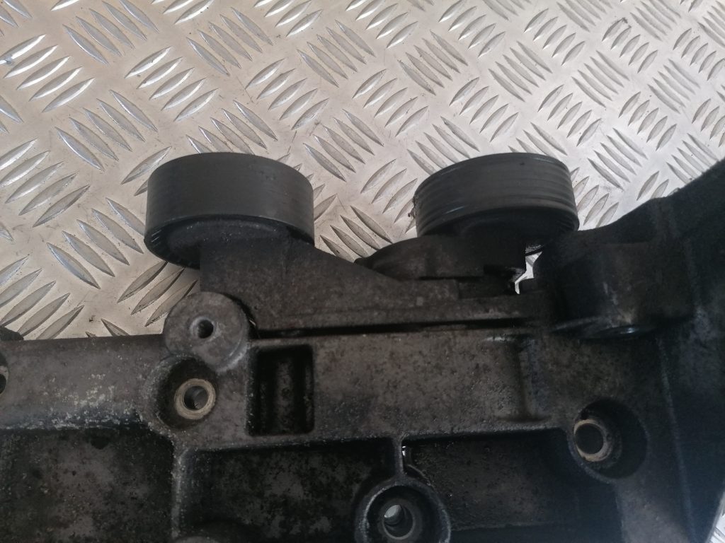 Dzinēja kronšteins priekš 2 Dzinēja kronšteins priekš