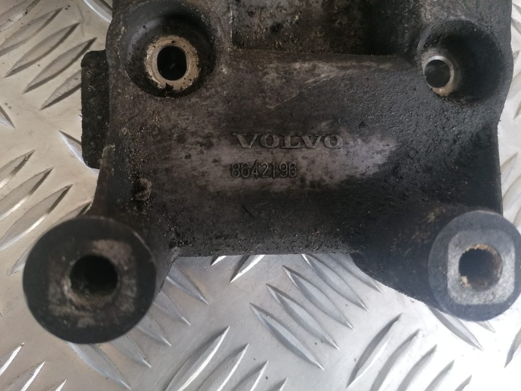 Dzinēja kronšteins priekš 3 Dzinēja kronšteins priekš