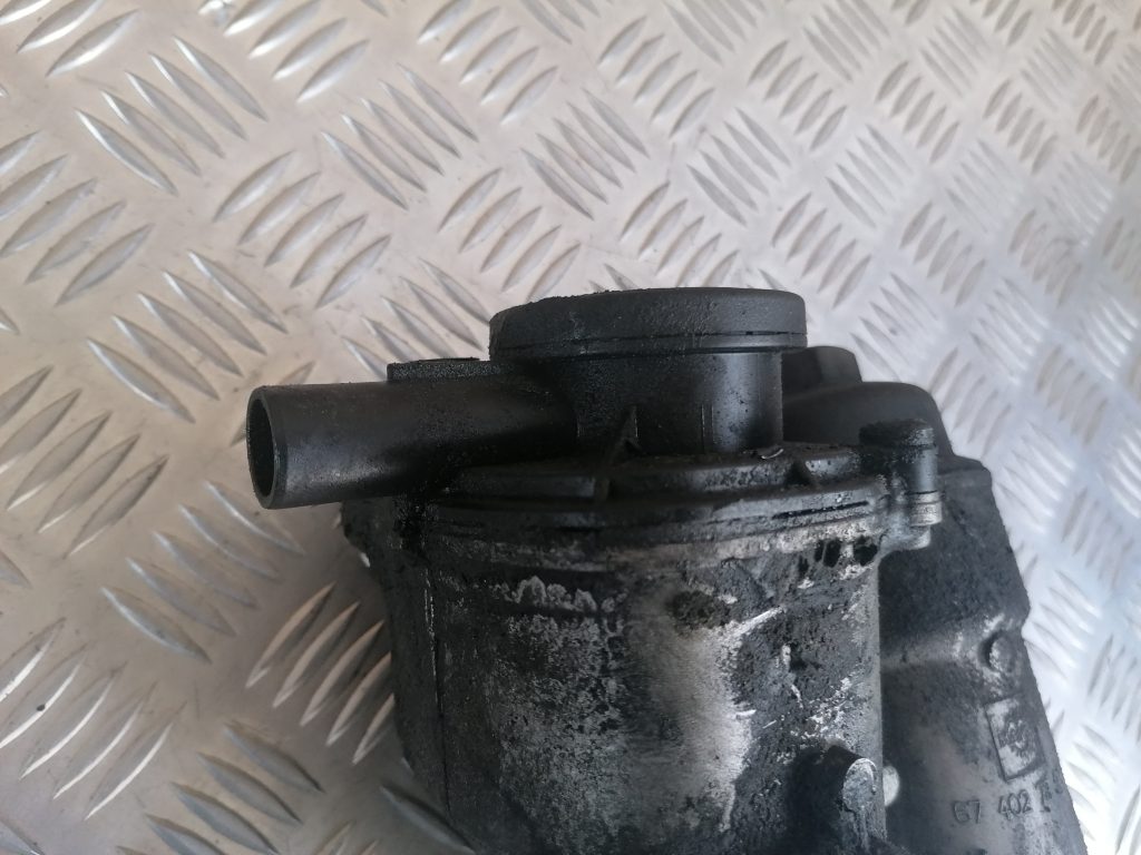 Eļļas filtra korpuss priekš VOLVO V70 2004