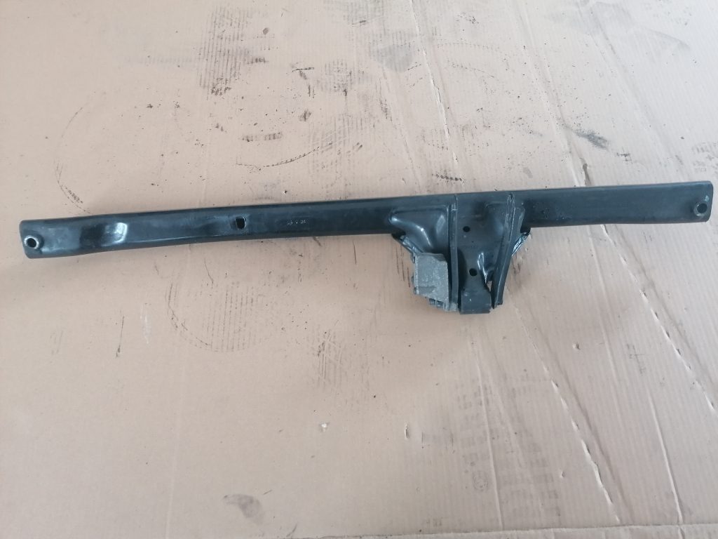 Priekšējo statņu stiprinājums priekš VOLVO V70 2004