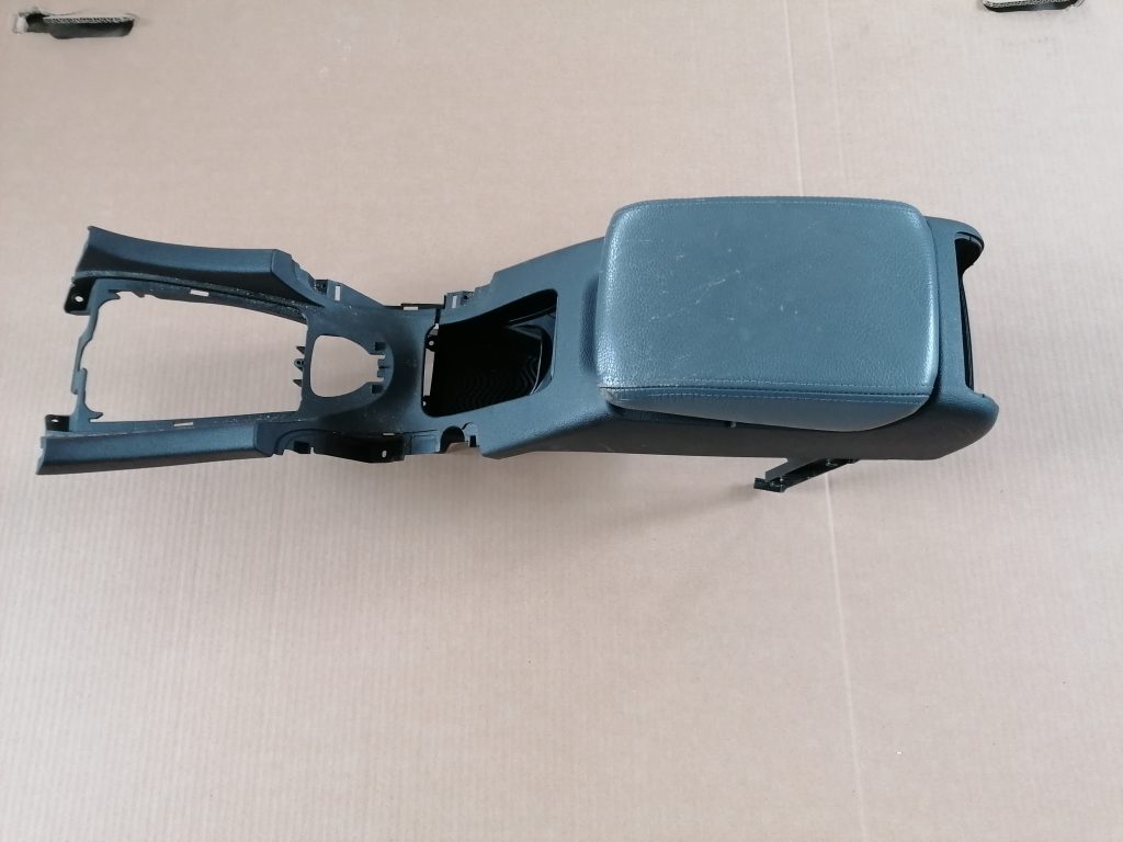 Centrālās konsoles apdares lielākā daļa priekš SAAB 9-3 2002 1 Centrālās konsoles apdares lielākā daļa priekš SAAB 9-3 2002