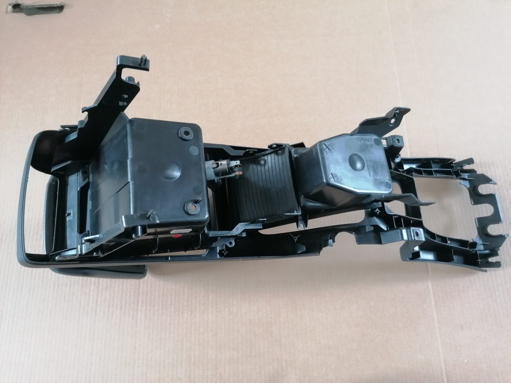 Centrālās konsoles apdares lielākā daļa priekš SAAB 9-3 2002 2 Centrālās konsoles apdares lielākā daļa priekš SAAB 9-3 2002