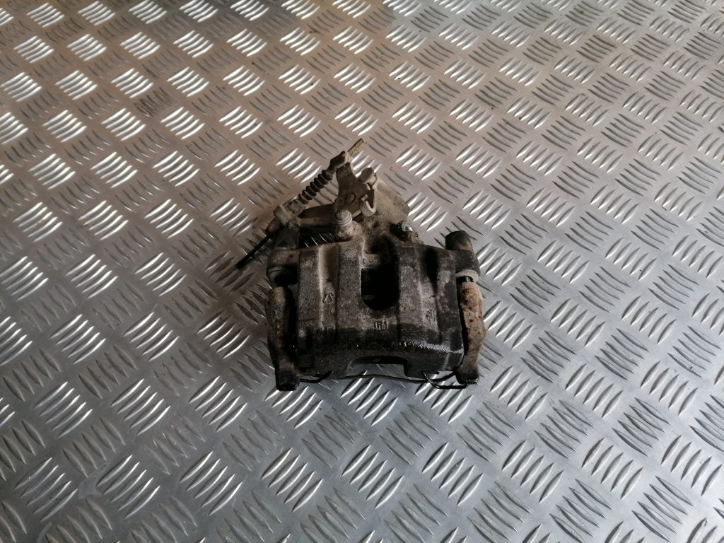 Aizmugurējais kreisais suports priekš SAAB 9-3 2002 1 Aizmugurējais kreisais suports priekš SAAB 9-3 2002