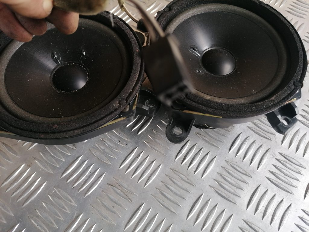 Durvju skaļrunis, apakšā priekš SAAB 9-3 2002 2 Durvju skaļrunis, apakšā priekš SAAB 9-3 2002