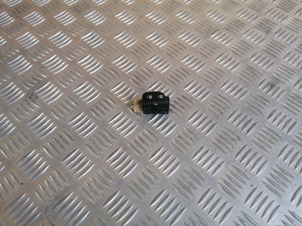 Atvēršanas/aizvēršanas poga priekš SAAB 9-3 2002 1 Atvēršanas/aizvēršanas poga priekš SAAB 9-3 2002