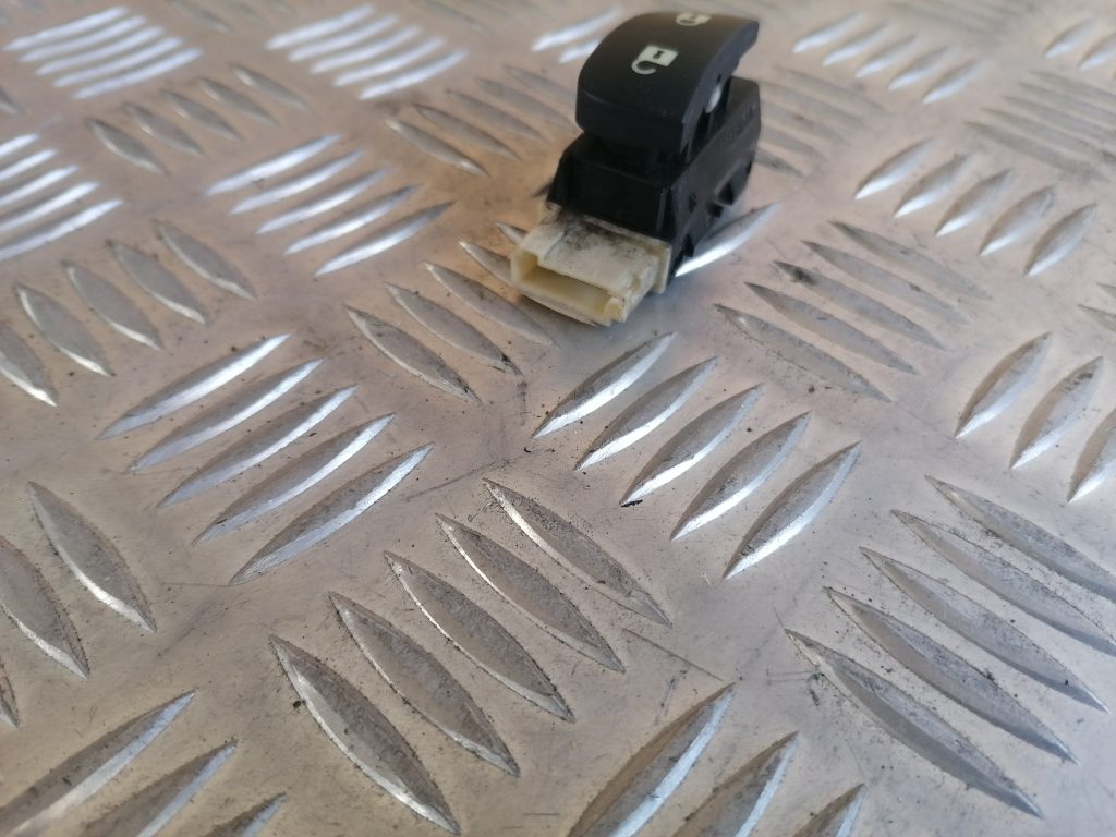 Atvēršanas/aizvēršanas poga priekš SAAB 9-3 2002 3 Atvēršanas/aizvēršanas poga priekš SAAB 9-3 2002