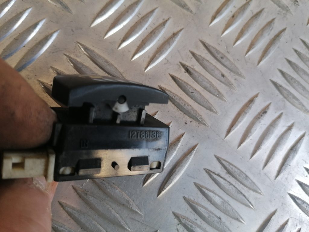 Atvēršanas/aizvēršanas poga priekš SAAB 9-3 2002 2 Atvēršanas/aizvēršanas poga priekš SAAB 9-3 2002