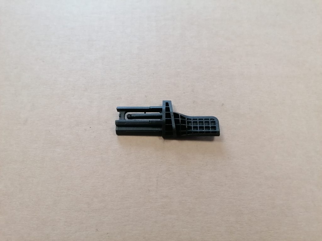 Bagāžnieka žalūzijas stiprinājums priekš OPEL ASTRA J 2013 3 Bagāžnieka žalūzijas stiprinājums priekš OPEL ASTRA J 2013