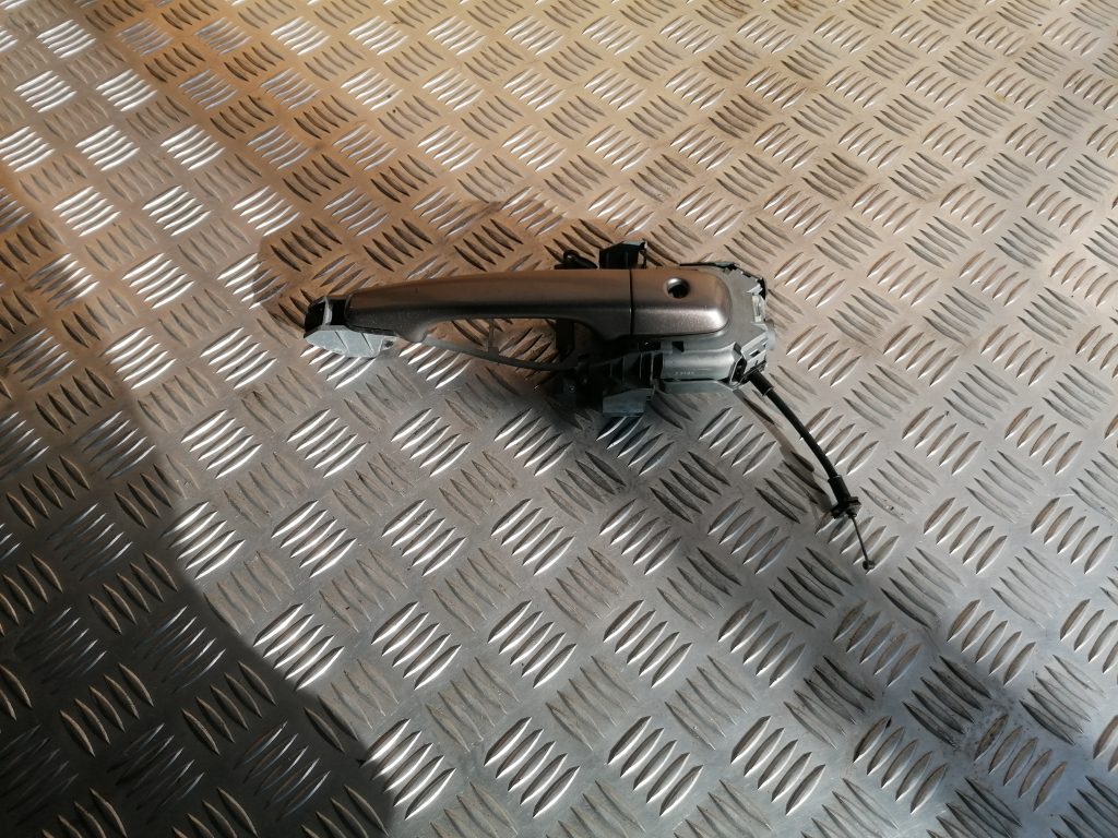 Priekšējāis kreisais durvju rokturis priekš VOLVO S80 2007 GREY 1 Priekšējāis kreisais durvju rokturis priekš VOLVO S80 2007 GREY