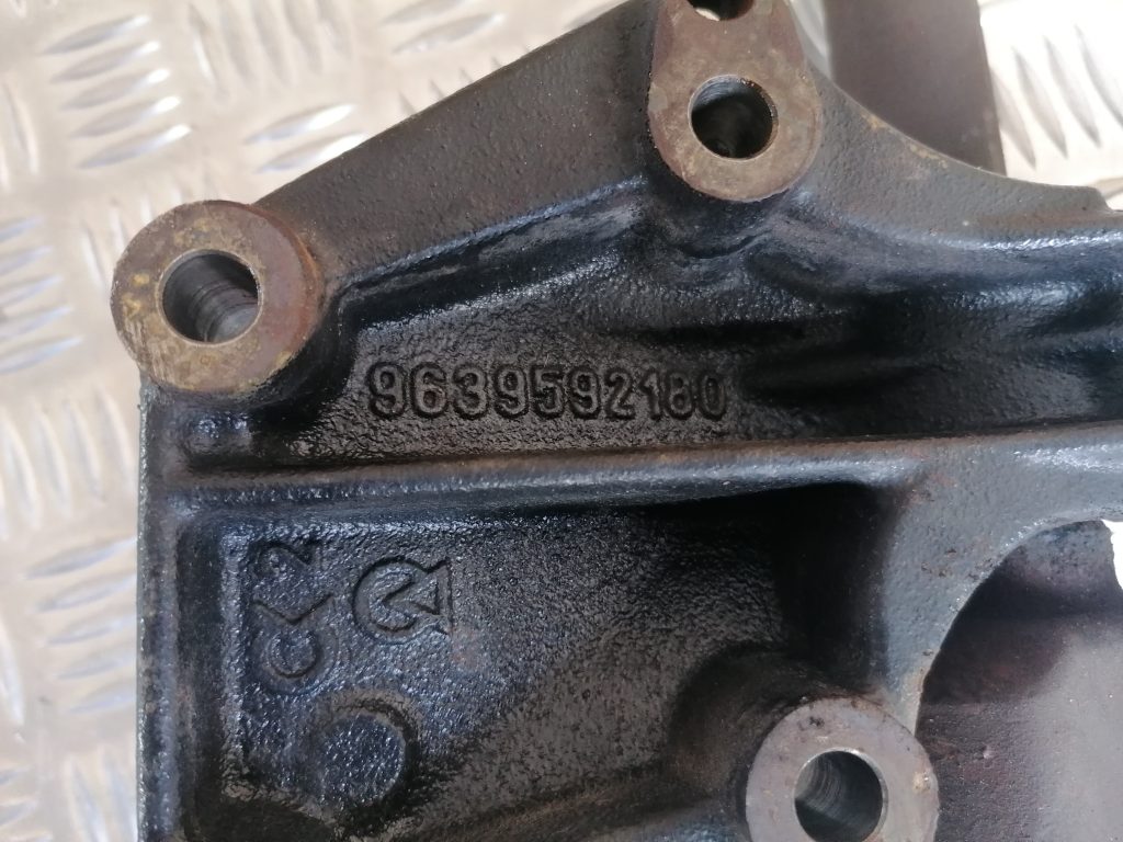 Pusass priekšēja labā priekš CITROEN C4 2006