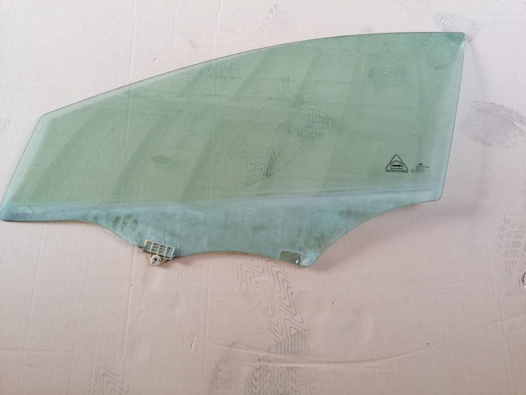 Priekšējo kreiso durvju stikls priekš HYUNDAI I30 2012