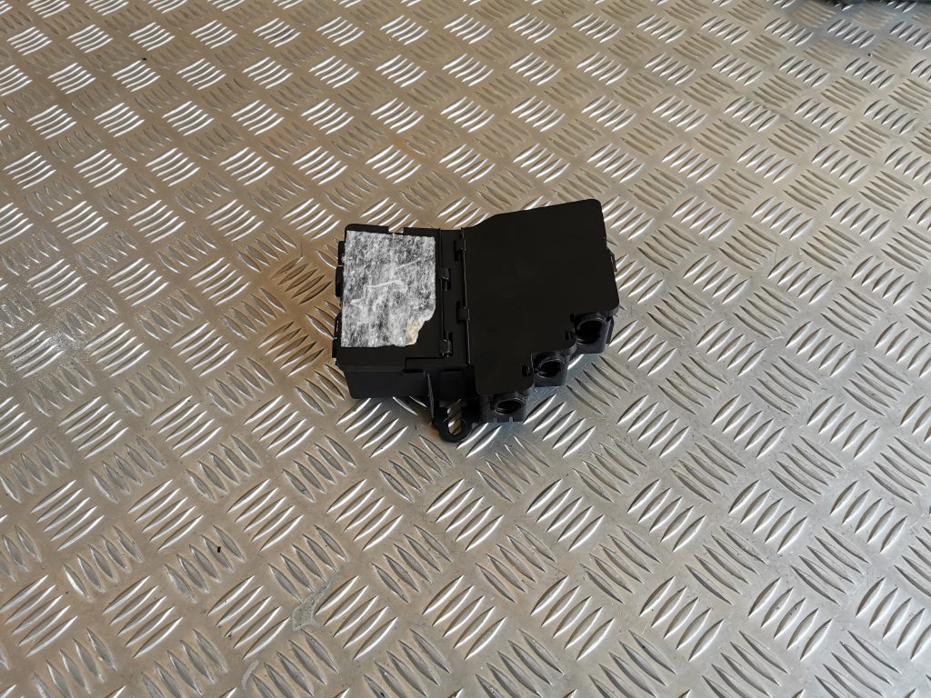 Drošinātāju relejas kaste priekš VW PHAETON 2005 1 Drošinātāju relejas kaste priekš VW PHAETON 2005