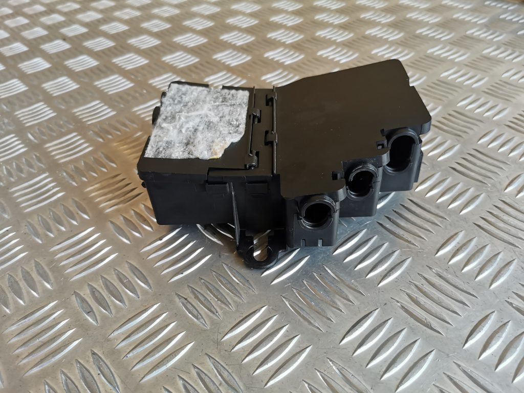 Drošinātāju relejas kaste priekš VW PHAETON 2005 4 Drošinātāju relejas kaste priekš VW PHAETON 2005