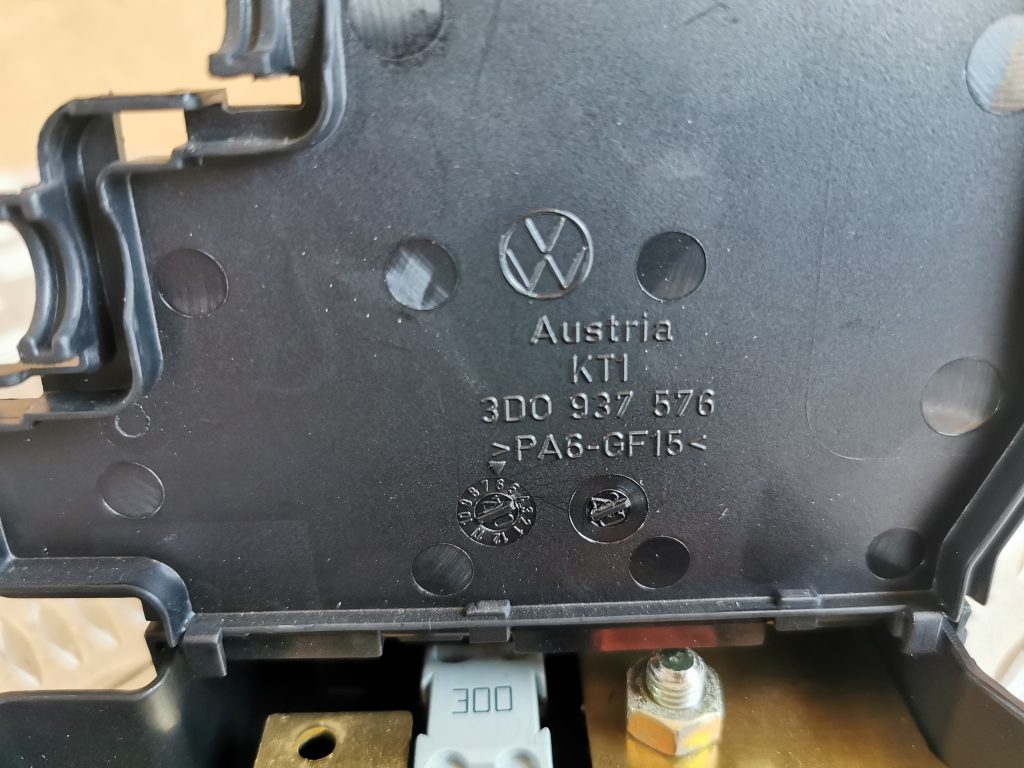 Drošinātāju relejas kaste priekš VW PHAETON 2005 6 Drošinātāju relejas kaste priekš VW PHAETON 2005