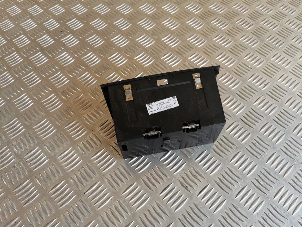 Centrālās konsoles nodalījums priekš VW PHAETON 2005 3 Centrālās konsoles nodalījums priekš VW PHAETON 2005