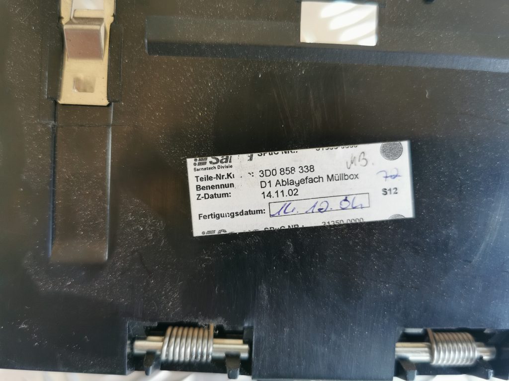 Centrālās konsoles nodalījums priekš VW PHAETON 2005 4 Centrālās konsoles nodalījums priekš VW PHAETON 2005