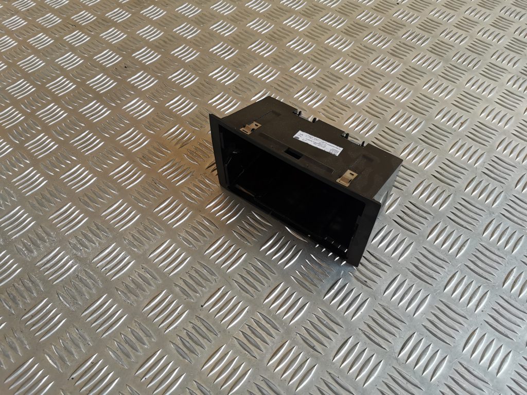 Centrālās konsoles nodalījums priekš VW PHAETON 2005 1 Centrālās konsoles nodalījums priekš VW PHAETON 2005