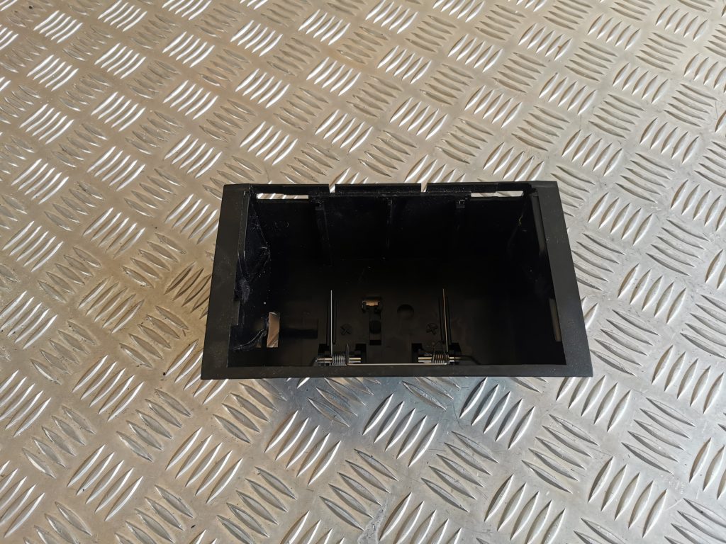 Centrālās konsoles nodalījums priekš VW PHAETON 2005 2 Centrālās konsoles nodalījums priekš VW PHAETON 2005