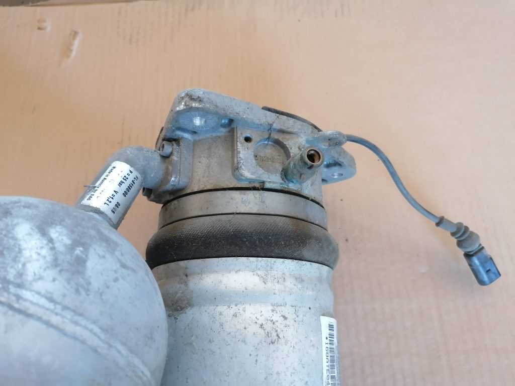 Pneimoatsperes statnis aizmugurējais priekš VW PHAETON 2005 4 Pneimoatsperes statnis aizmugurējais priekš VW PHAETON 2005