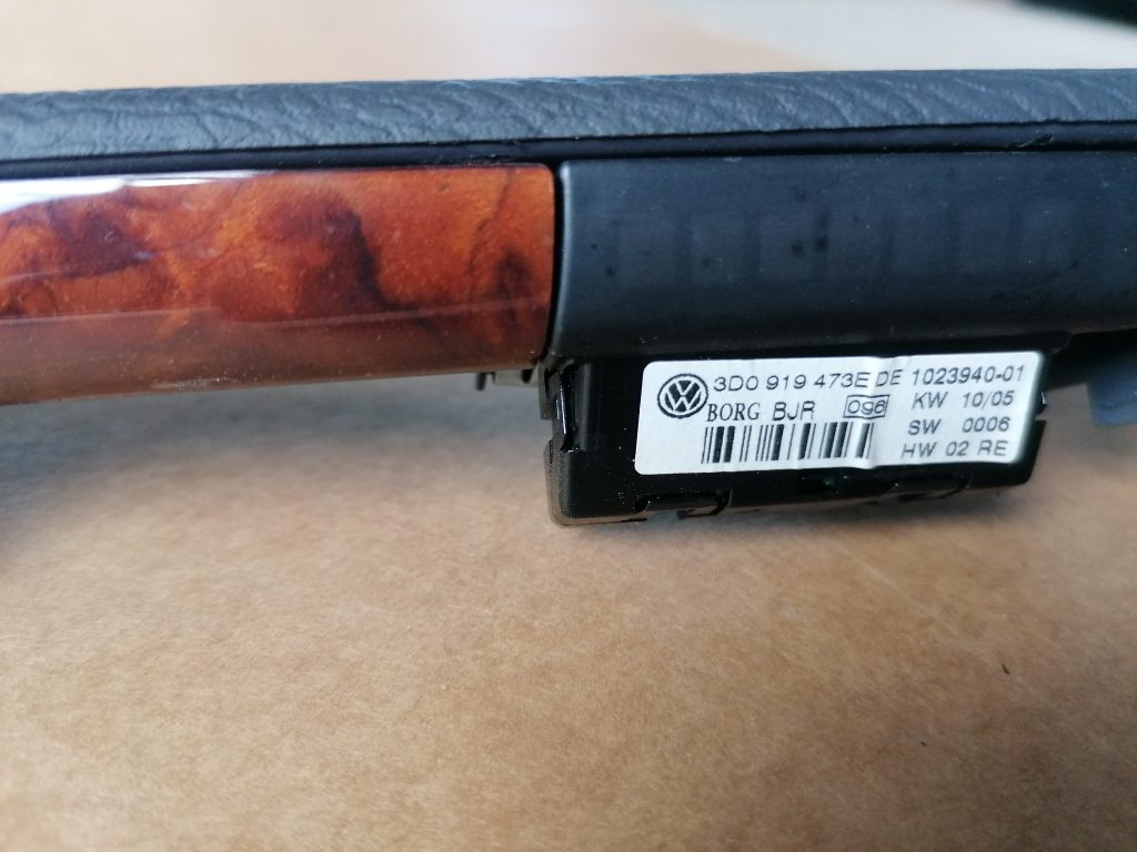 Mērinstrumentu paneļa dekoratīvā uzlika priekš VW PHAETON 2005 4 Mērinstrumentu paneļa dekoratīvā uzlika priekš VW PHAETON 2005