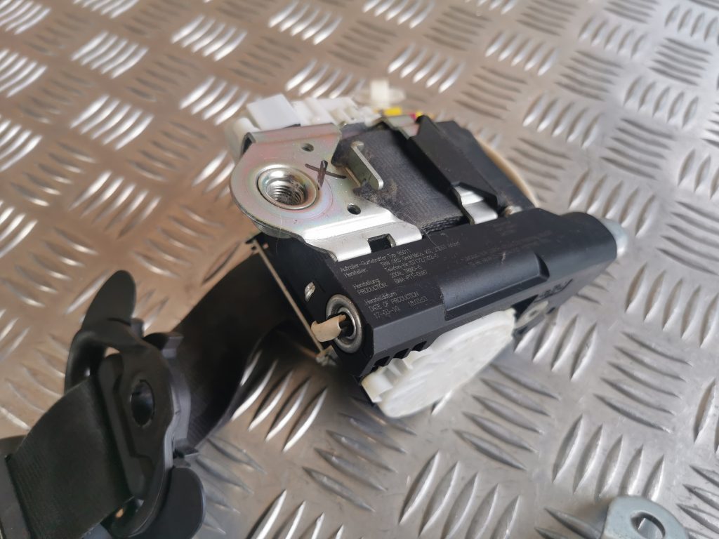 Priekšējā kreisā drošības josta priekš VW PASSAT CC 2009 3 Priekšējā kreisā drošības josta priekš VW PASSAT CC 2009