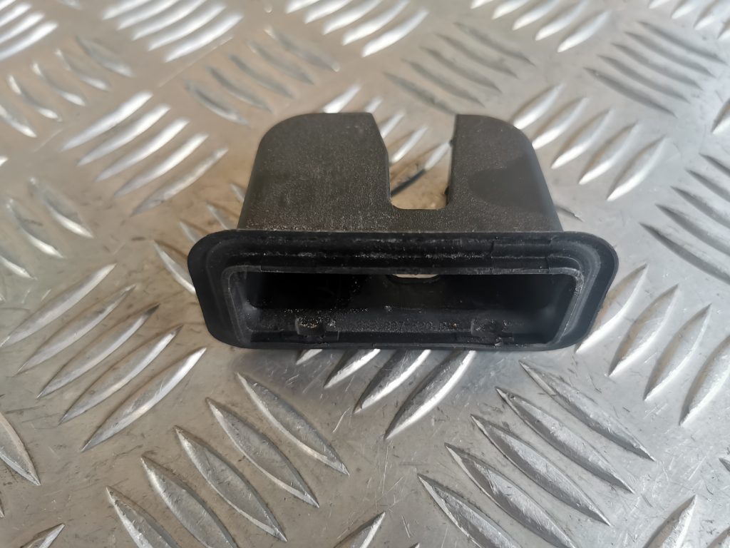 Bagažnieka slēdzenes vāks priekš VW PASSAT CC 2009