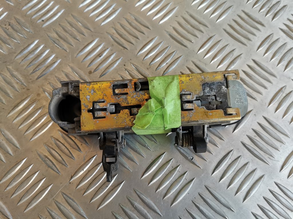 Aizmugurējāis labais durvju rokturis priekš AUDI A6 1998 3 Aizmugurējāis labais durvju rokturis priekš AUDI A6 1998