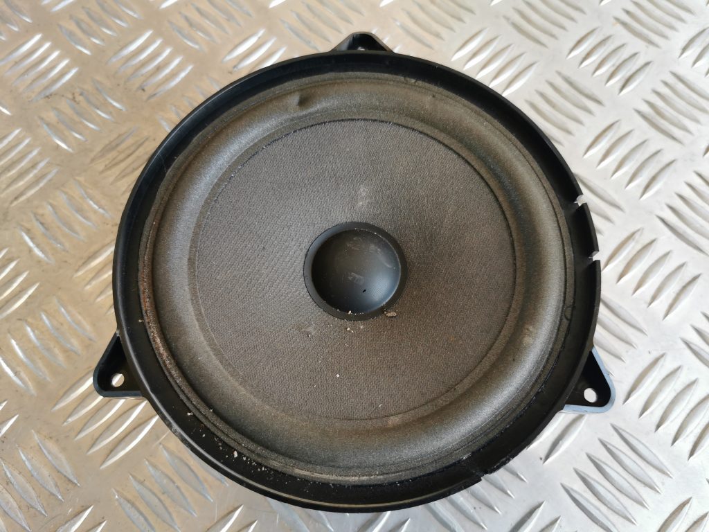 Durvju skaļrunis, apakšā priekš AUDI A6 1998